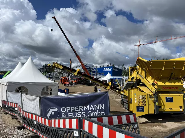 Zur Feierlichkeit gehörte auch eine hauseigene Messe. Aussteller waren Unternehmen, die am Bau der Anlage beteiligt waren und sind | Foto: sra