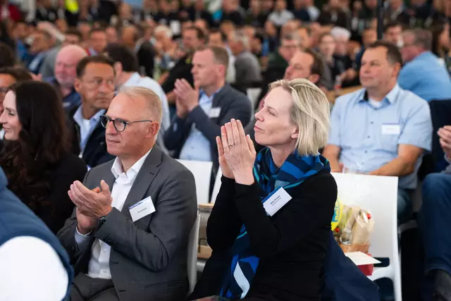 Seevetals Pressesprecherin Anne Strauch war vor Ort und unterstützte die Bürgermeisterin  | Foto: Kirsten Schneider