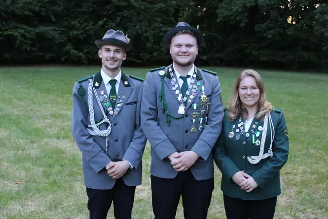 Jungschützenkönig Louis Rosenbrock (Mi.) mit seinen Adjutanten Karl Moritz Meyrose und Caren Schröder | Foto: ce