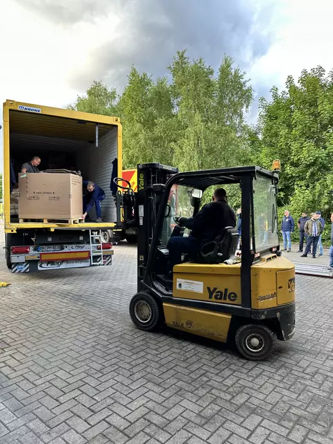 Die Hilfsgüter werden zum Transport nach Ostpolen in die Lkw verladen | Foto: Daniel Beneke