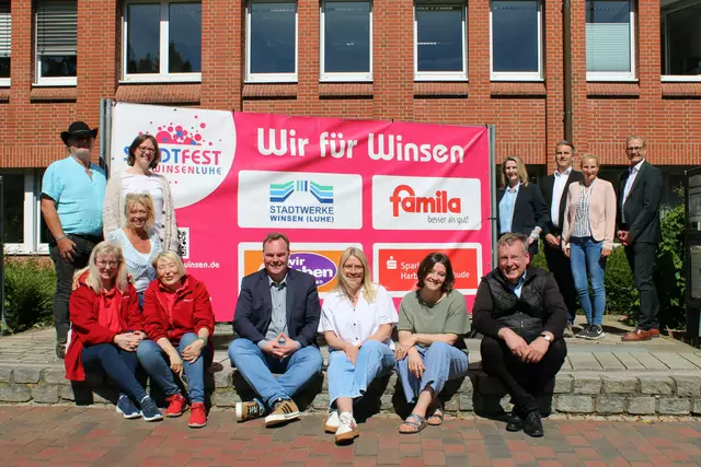 Freuen sich auf viele Besucher (v. li.): Thorsten Stahl (Tönnhafen GbR), Julia Meinel (Stadt Winsen), Bea Stahl (Tönnhafen GbR), Jutta Fricke und Petra Golly (Konzerte in Winsen), Bürgermeister André Wiese, Susanne Möller (Projektleitung, Stadt Winsen), Susanne Schepelmann und Olaf Brakhage (Stadt Winsen) sowie die Vertreter der vier Hauptsponsoren Silke Heitmann (Sparkasse), Thorben Gedrath (famila), Jule Reiche ("wir leben") und Hans-Georg Preuß (Stadtwerke) | Foto: ab
