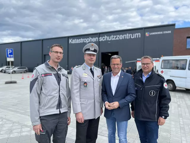 Demonstrieren den Schulterschluss (v. li.): Kevin Heckmann (Johanniter), Arne Wriedt (KVK), Kai Seefried (Landrat) und Kai Schulz (DRK). | Foto: Landkreis Stade / Daniel Beneke