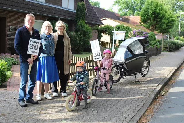 Anwohner der Schützenstraße weisen auf das Tempolimit hin (v. li.): Eberhard und Ria Bouchain sowie Miriam Parlitz mit ihren Kindern Kalle und Lotta | Foto: sb