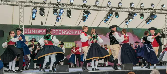 Der Volkstanzkreis Winsen wird sein 75-jähriges Bestehen auch im Winsener Schlosspark während des Stadtfestes feiern und dort sein Können zeigen | Foto: Volkstanzkreis Winsen