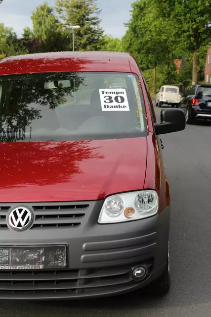 Mit Zetteln wiesen die Anwohner auf das vorgeschriebene Tempo hin | Foto: sb