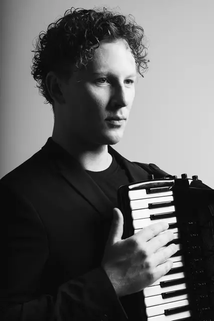 Martynas Levickis spielt am 7. Juni auf der kleinen Bühne des Schafstalls | Foto: Sîren L. Schirmer