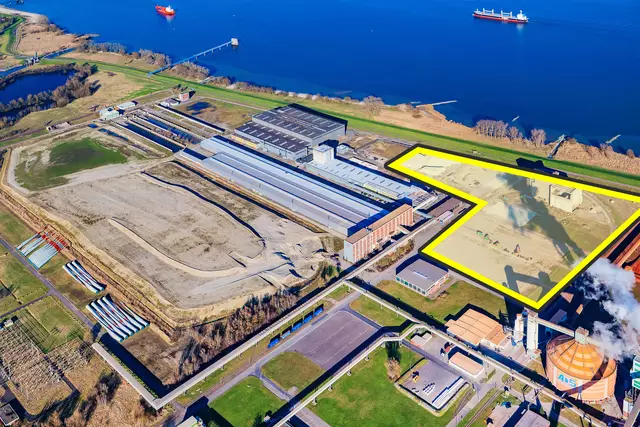 Die Fläche für das geplante Kraftwerk aus der Luft (gelb umrandet). Dort sollte vor einigen Jahren eine Müllverbrennungsanlage entstehen | Foto: Martin Elsen / nord-luftbilder.de