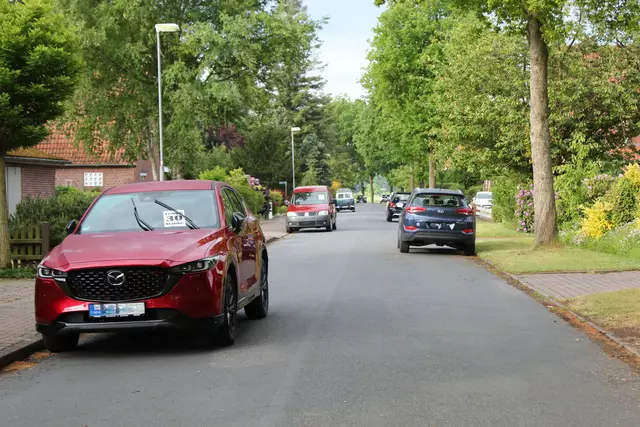 Die Anwohner parkten ihre Fahrzeuge einen Tag lang auf der Straße, um das Durchfahrtstempo zu senken | Foto: sb