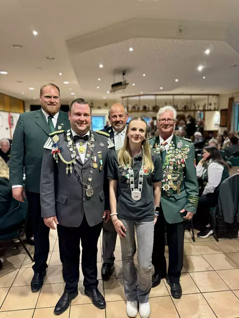 Marc Jans (v. li.), René Kochanski (Hanseatenkönig 2025), Christian Wolf, Lenja Jensen, Ekkehard Merbeth | Foto: Schützenverband Hamburg und Umgebung