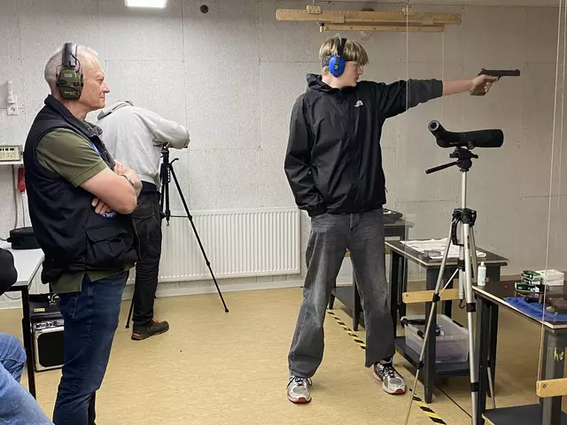 Marvin Fahrenkrug beim Training der Kleinkaliberpistole mit seinem Trainer Walter Gaulrapp (li.) | Foto: JSV