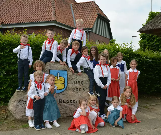 Die Kinder-Volkstanzgruppe aus Quarrendorf tritt beim Mühlenfest in Karoxbostel auf | Foto: Verein Wassermühle Karoxbostel
