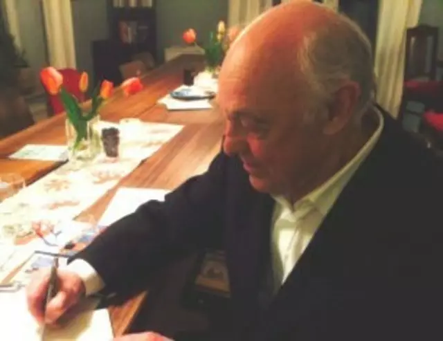 Harry Banaszak beim Signieren seiner Bücher in 2014 | Foto: Bert Frisch