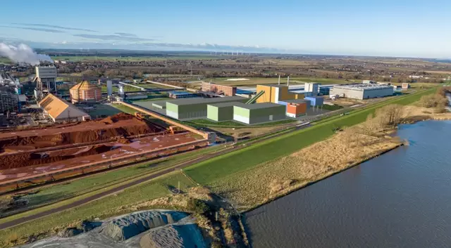 So soll das geplante Holz-Heizkraftwerk (Gebäude in der Bildmitte) im Industriegebiet Bützfleth aussehen. Links ein Teil der AOS-Anlagen | Foto: Visualisierung: Hansekraft