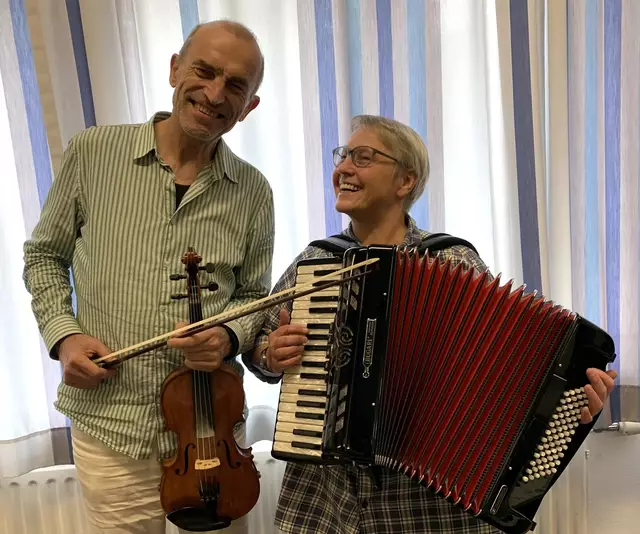 Helmut Stuarnig (Geige) und Regine Münchow (Akkordeon) bilden zusammen das Duo Faltenrock | Foto: Duo Faltenreich