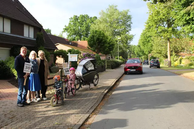 Anwohner der Schützenstraße weisen auf das Tempolimit hin (v. li.): Eberhard und Ria Bouchain sowie Mirian Parlitz mit ihren Kindern Kalle und Lotta | Foto: sb