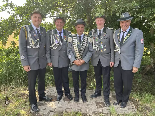 Der amtierende Schützenkönig Ralf König (Mi.) mit seinen vier Adjutanten (v. li.) Olaf Langer, Jens Groth, Detlef Meyer und Frank Dohnke | Foto: JSV
