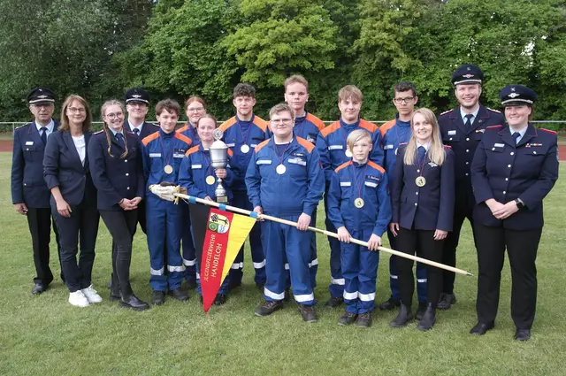 Die Jugendfeuerwehr-Siegergruppe Handeloh 1 mit Betreuern und Gratulanten | Foto: KJF LK Harburg