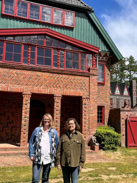 Museumsleiterin Heike Duisberg-Schleier (links) und Restauratorin Stefanie Nagel und vor dem frisch sanierten Wohn- und Atelierhaus (Südseite) | Foto: Museum Kunststätte Bossard