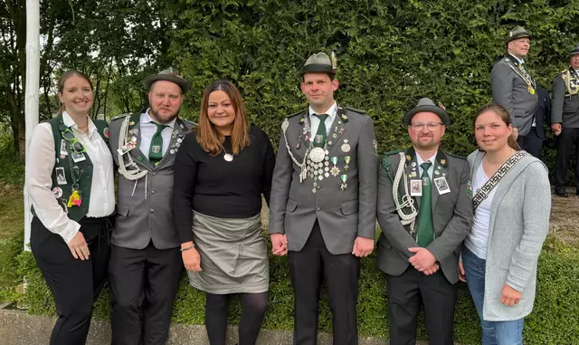 Vizekönig Tim Meier mit seiner Königin Monique Knöbl (Mitte) und den Adjutantenpaaren Sarah und Sven Matthies (li.) und Eike und Vanessa Matthies | Foto: Ina Delventhal