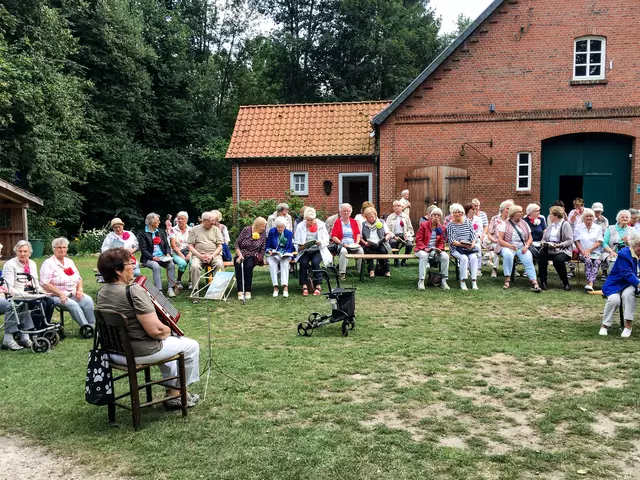 Ausflug zum Museumsdorf Seppensen und gemeinsames Singen auf dem Hofgelände | Foto: Verein