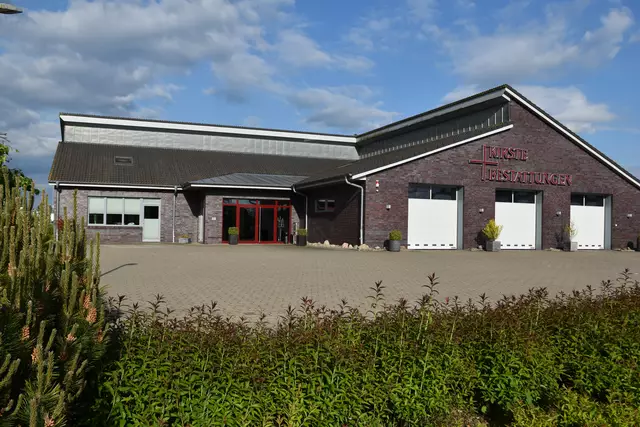 Das Trauerhaus in Rosengarten-Nenndorf, das 2015 bezogen wurde. Dort können Bestattungsfeiern individuell mit vielen Möglichkeiten durchgeführt werden | Foto: Axel-Holger Haase