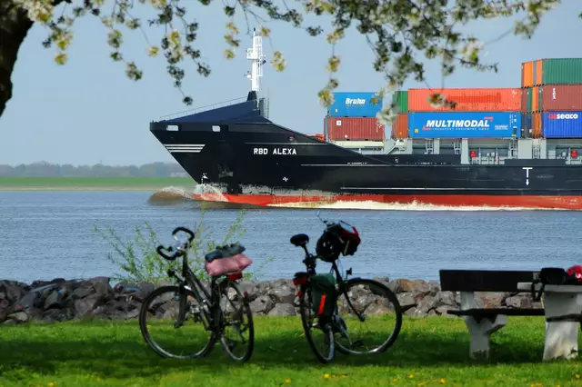 Der Fahrradtourismus ist aus der Urlaubsregion an der Elbe nicht mehr wegzudenken. Das Radwegesystem im Landkreis Stade soll jetzt verbessert | Foto: Martin Elsen/nord-luftbilder.de