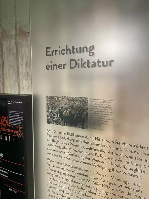 Zeithistorische Dokumente und Informationstafeln im ersten Raum des Ley-Bude | Foto: pm