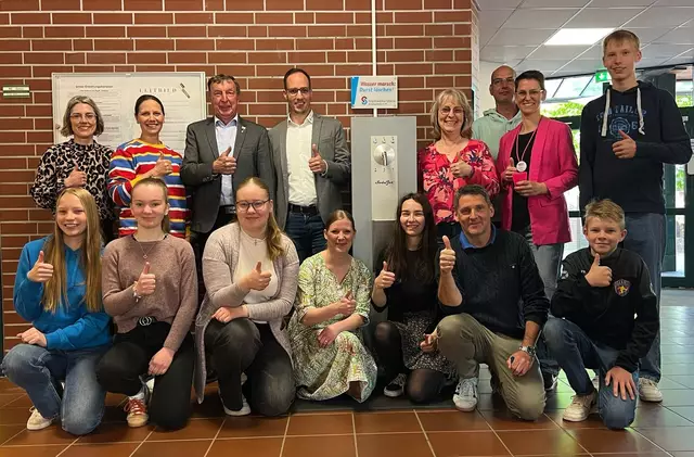 Das Projektteam und alle Beteiligten freuen sich über den neuen Wasserspender. | Foto: Cecilia Roehrig