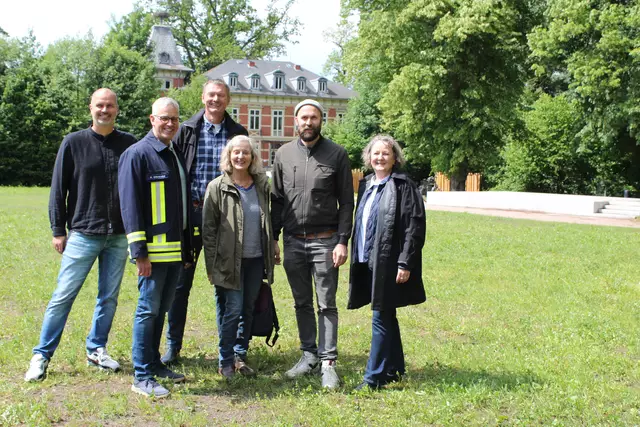 Stolz auf die Fertigstellung des Burginsel-Projekts (v. li.): Timo Kilian (Samtgemeinde Horneburg, Fachbereich Bauen), Knut Willenbockel (Gemeindedirektor), Jörk Philippsen (Flecken-Bürgermeister), Susanne Raydt und Julian Benesch (beide Büro Landschaftsarchitektur+) und Gunda Kiefaber (Samtgemeinde Horneburg, Projektleiterin) | Foto: sb
