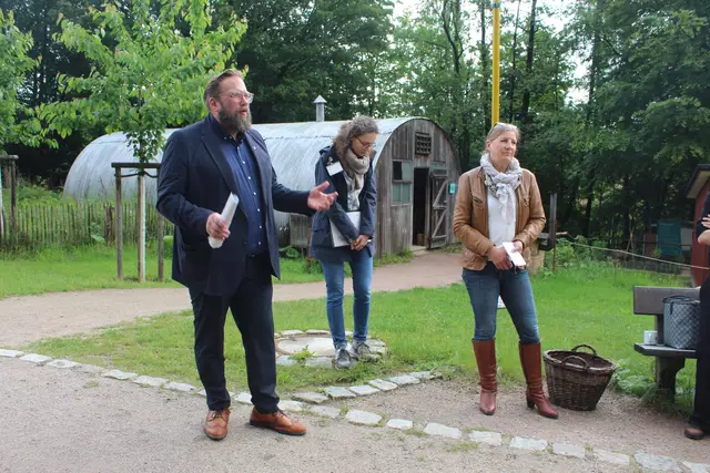 Museumsdirektor Stefan Zimmermann und Sybille Kahnenbley (Stiftungsratsvorsitzende, re.) bei der Begrüßung der Gäste | Foto: pm