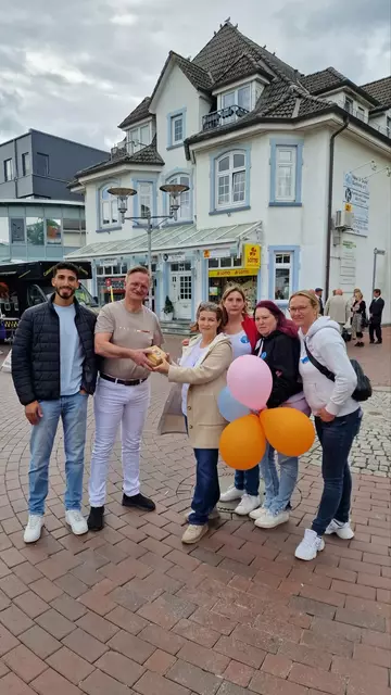 Innerhalb von vier Stunden konnten durch das Angebot von Waffeln, Kuchen und die tatkräftige Unterstützung der Besucherinnen und Besucher 500 Euro für die KinderKrebsInitiative Buchholz Holm Seppensen e.V. (KKI) gesammelt und schließlich übergeben werden | Foto: Berufsvereinigung der Kindertagespflegepersonen e.V.