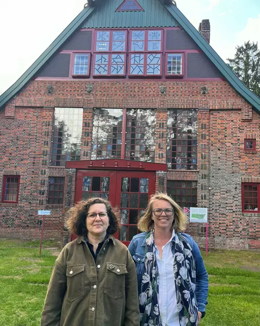 Stefanie Nagel (links) und Heike Duisberg-Schleier an der Nordseite des Wohn- und Atelierhauses (Eingang Eddasaal) | Foto: Museum Kunststätte Bossard