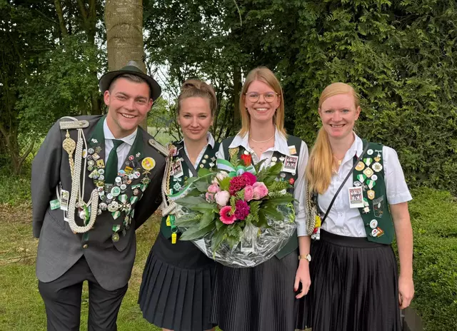 Die Beste Dame mit ihren Adjutanten, v.li.: Tobias Janne Meier (Adjutant), Celina Meier (Adjutantin), Sandra Stallbohm (Beste Dame) und Valeska Fitzek (Adjutantin) | Foto: Ina Delventhal
