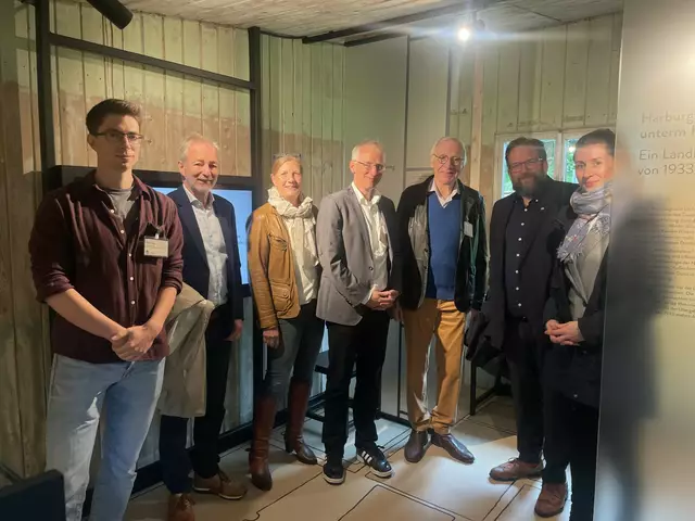 In der Ley-Bude (v. li.): Chris Stölting, Heinz Lüers, Sybille Kahnenbley,  Maximilian Leroux, Peter Rathmann, Stefan Zimmermann und Anne Herrgesell  | Foto: pm
