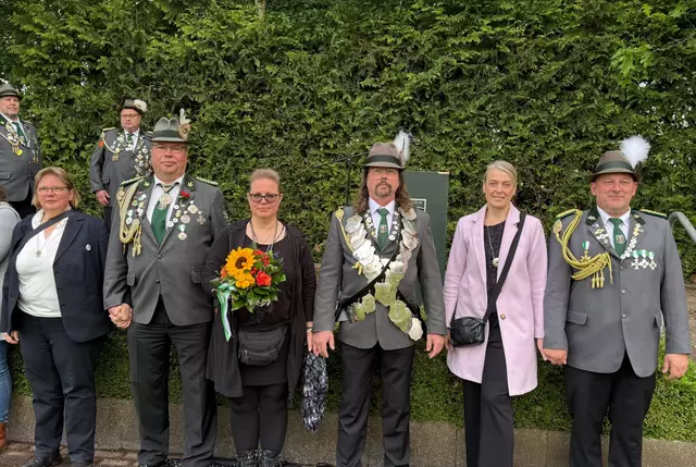 Lars Dannenberg der "Jubelkönig auf der Harley" mit seiner Königin Karin (Mitte) und den Adjutantenpaaren Katrin und Peter Lemmermann (links) und Simone Hoffmann und Helge Reimann | Foto: Ina Delventhal