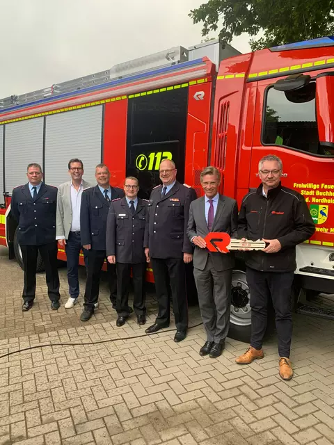 Die Freude über das neue Fahrzeug ist groß. V. li.: Christian Graf, Bernhard Unger, Nils Pralow, Felix Wanke, André Emme, Jan-Hendrik Röhse, Andreas Appeldorn | Foto: Feuerwehr