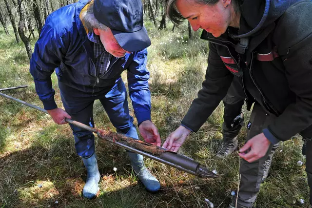  Birte Riechers und Dr. Hans-Bert Schikora untersuchen die Bodenschichten | Foto: Schikora/ÖNSOR