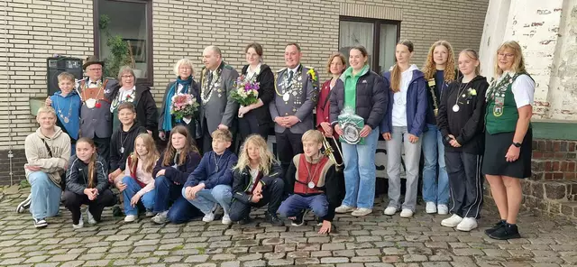 Der neue Hofstaat mit (hinten, v. li.): Jugendkönig Wolf Winckler (Enkel des Königs), Schützenkönig Ernst-August Eckhoff mit seiner Frau Rita (Vogelkönigin), Beste Dame Elsbeth Oehms (Schwester des Königs), Bester Mann Uwe Koschnick, Jungschützenkönigin Freya Leggewie, Jungschützenkönig Timo Peters, Musikkönigin Maren Först, Dorfkönigin Jette Schulz, Adjutantin der Jugendkönigin Jule Schulz, Jugendkönigin Charlotte Kahrs, Adjutantin der Jugendkönigin Rabea Maaß, Gewinnerin des Filigranordens Ilka Köpke (vorne, v. li.): Adjutant Jugendkönig Ian Scherwat, Adjutantin der Prinzessin Lara Hassels, Adjutant des Jugendkönigs Finn Schörnig, Prinzessin Lara Sofie Hinrichs, Adjutantin der Prinzessin Mathilda Schmorl, Adjutant des Prinzen Jelle Wramba, Prinz Oskar Mlodoch, Adjutant des Prinzen Jonah Ahrens. | Foto: Schützenverein Hollern-Twielenfleth