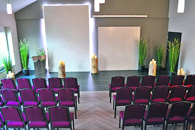 Das Trauerhaus mit großem Saal für Trauerzeremonien bietet Möglichkeiten für individuelle Wünsche | Foto: Kirste Bestattungen