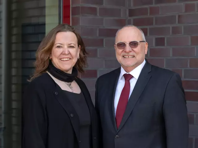 Jane Hofmann und Frank Kirste sorgen dafür, dass die Wünsche der Trauernden perfekt umgesetzt werden | Foto: Kirste Bestattungen