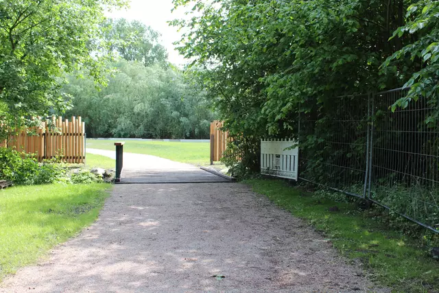 Diese neue Brücke führt auf die Burginsel, beidseitig gesäumt von symbolischen Palisaden | Foto: sb
