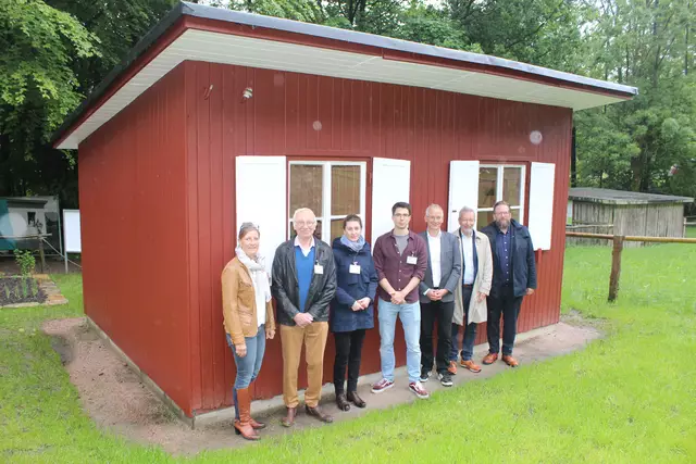 Vor der Ley-Bude (v. li.): Sybille Kahnenbley (Stiftungsratsvorsitzende), Peter Rathmann (Spender der Ley-Bude), Anne Herrgesell und Chris Stölting (Leitungsteam Wissenschaft, Ausstellung und Sammlung), Maximilian Leroux (Filialleiter bei der Hamburger Sparkasse), Heinz Lüers (Stellvertretender Vorsitzender des Fördervereins) und Museumsdirektor Stefan Zimmermann | Foto: pm