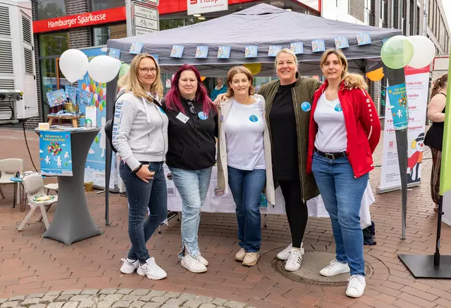 Infostand auf dem Buchholzer Markt | Foto: Berufsvereinigung der Kindertagespflegepersonen e.V.