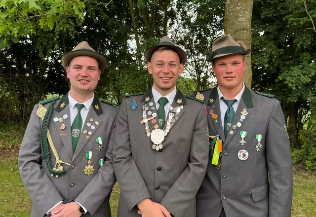 Jungschützenkönig Phillip Zierer (Mitte) mit seinen Adjutanten Jannis Lemmermann (li.) und Tim Johannsen | Foto: Ina Delventhal