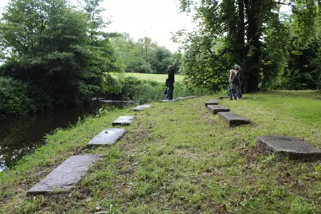 Sitzgelegenheiten am Burggraben. Die alten Steine stammen vom historischen Burgmannshof in der Ortsmitte | Foto: sb
