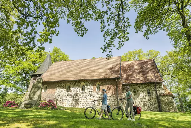 Die aus Feldsteinen erbaute St. Katharinenkirche in Bliedersdorf ist im Sommer am Wochenende geöffnet | Foto: Mönchsweg e.V.