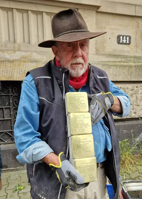 Der Berliner Künstler Gunter Demnig wird die Stolpersteine in Meckelfeld verlegen | Foto: Stolpersteine
