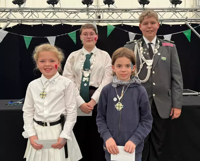 Vorne: Prinzessin Carlotta Fröhlich (li.) und Prinz Theo Köppen, hintere Reihe: Iliana Brunckhorst (li.) und Nico Johannsen | Foto: Ina Delventhal