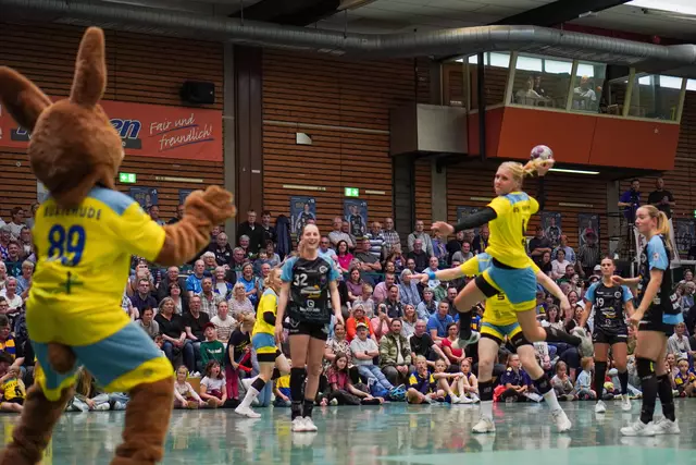 Christina Haurum  beim Wurf aufs Tor, Torwart war zeitweise das Maskottchen Hasi  | Foto: Mats Bratke