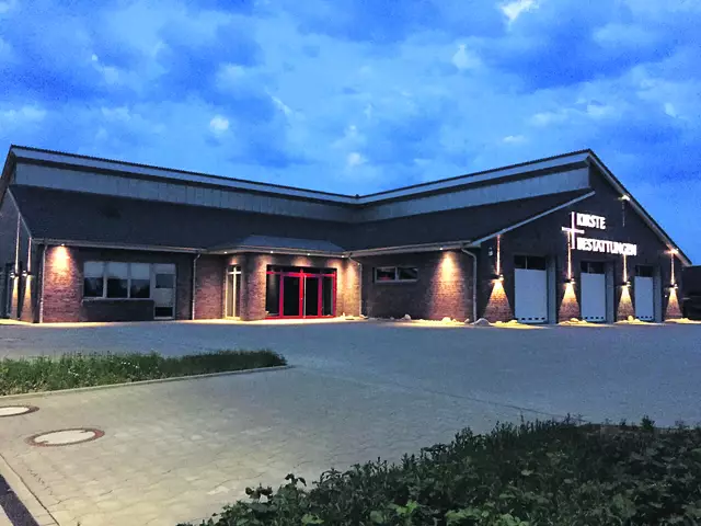 Das Trauerhaus in Rosengarten-Nenndorf bei Nacht | Foto: Kirsten Bestattungen